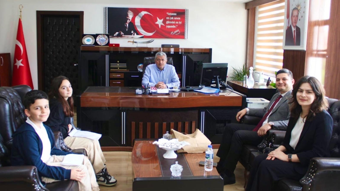 OKUL DERGİSİ EKİBİMİZ İLÇE KAYMAKAMIMIZI ZİYARET ETTİ